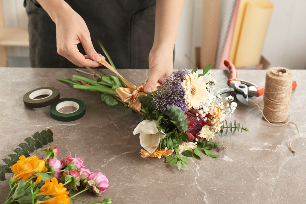 Female,Florist,Making,Beautiful,Bouquet,At,Table