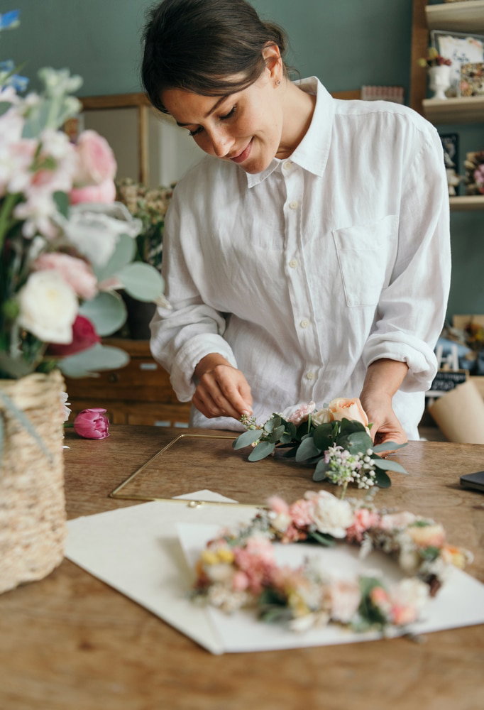 Florist,Arranging,A,Bouquet,Of,Flower