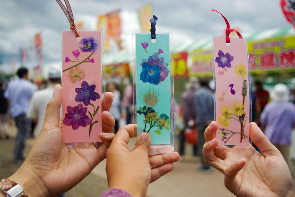 Three,Hand,Girls,Hold,The,Laminated,Pressed,Flower,Bookmark,With