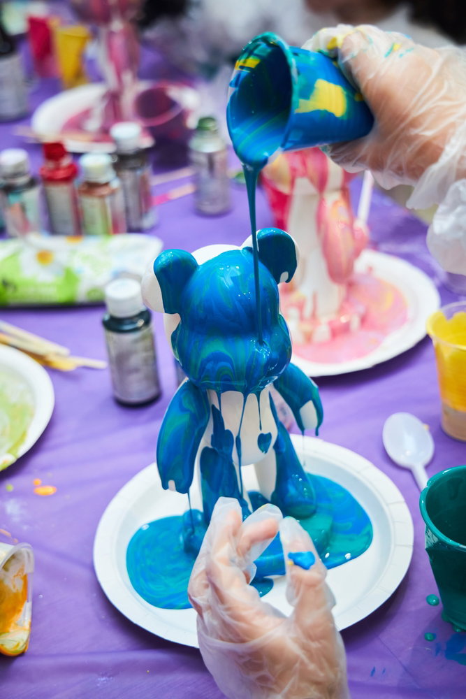 We,Water,The,Plaster,Figurine,Of,The,Bear,With,Paints