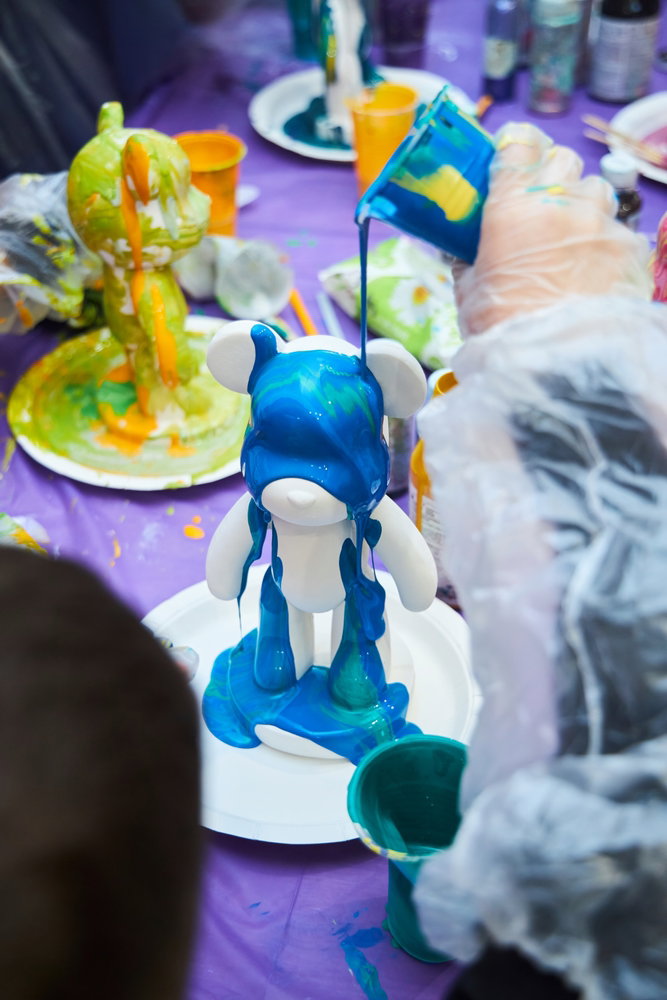 We,Water,The,Plaster,Figurine,Of,The,Bear,With,Paints