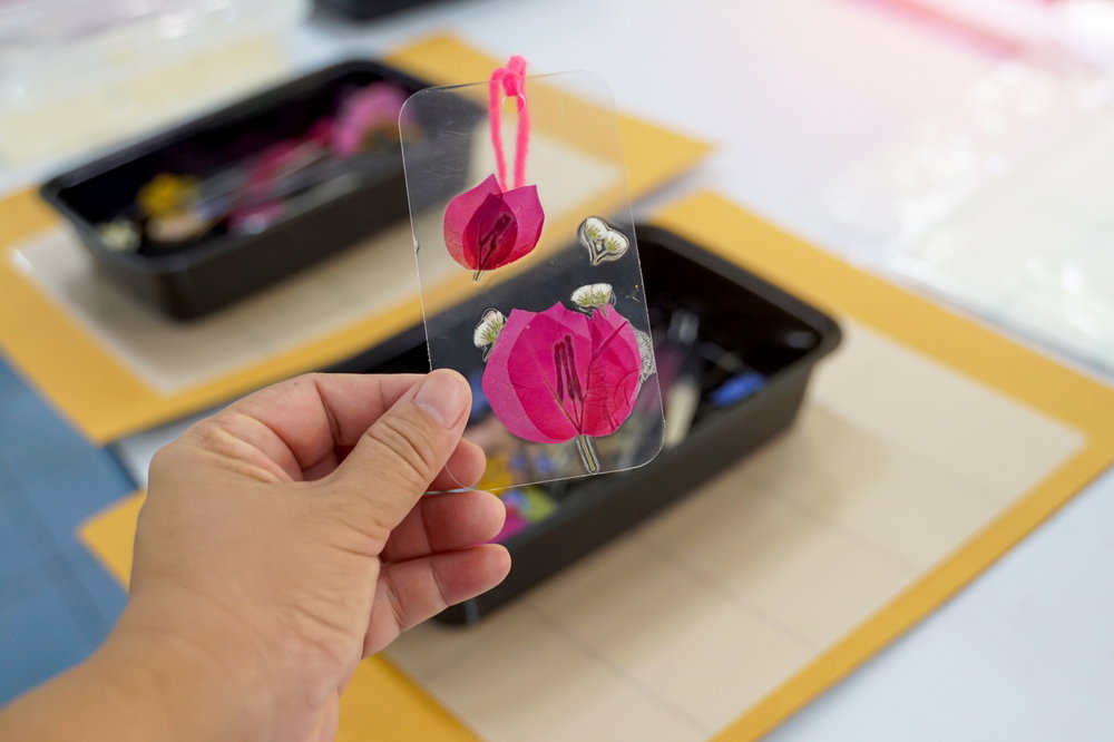Bookmark,Cards,Made,From,Dried,Flowers,Arranged,Beautifully,And,Coated