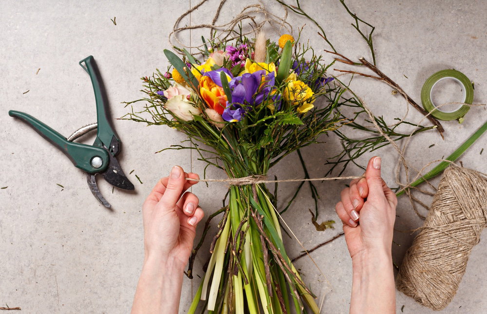 Hands,Of,Florist,Making,Bouquet,Spring,Flowers