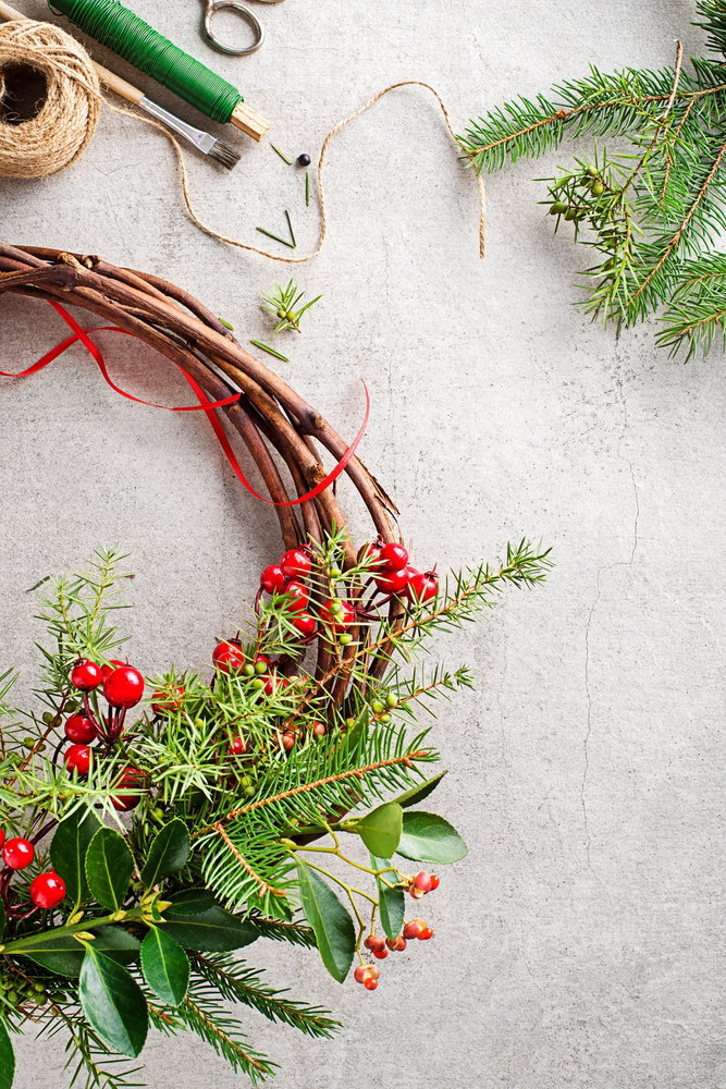 Making,Christmas,Wreath,From,Natural,Branches,Of,Spruce,,Juniper,And
