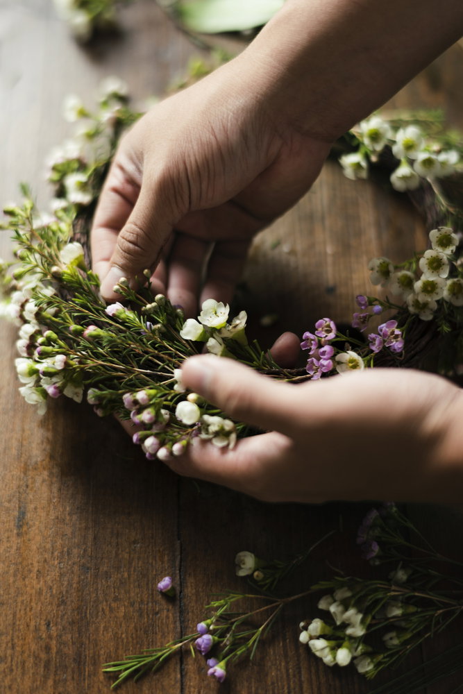 Florist,Making,Fresh,Flowers,Crown,Arrangement