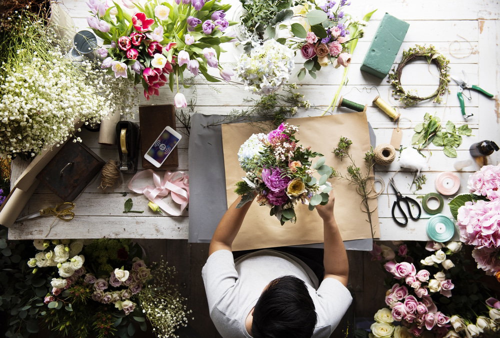 Florist,Making,Fresh,Flowers,Bouquet,Arrangement